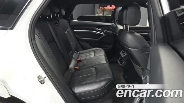 Audi e-tron 2020 thumb 12