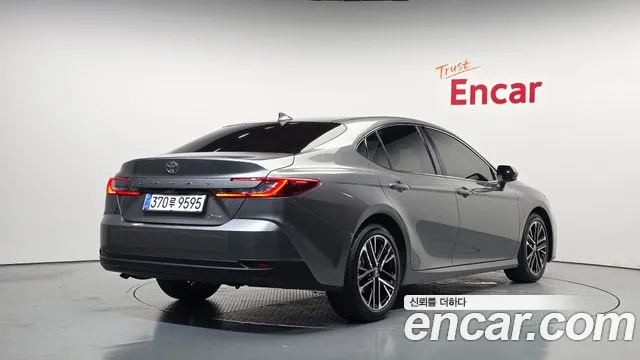 Toyota Camry 2025 thumb 2