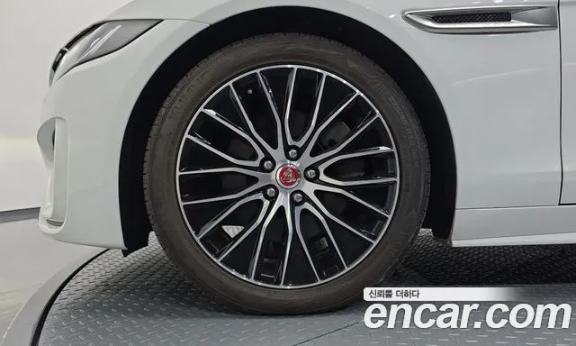 Jaguar XE 2020 thumb 4