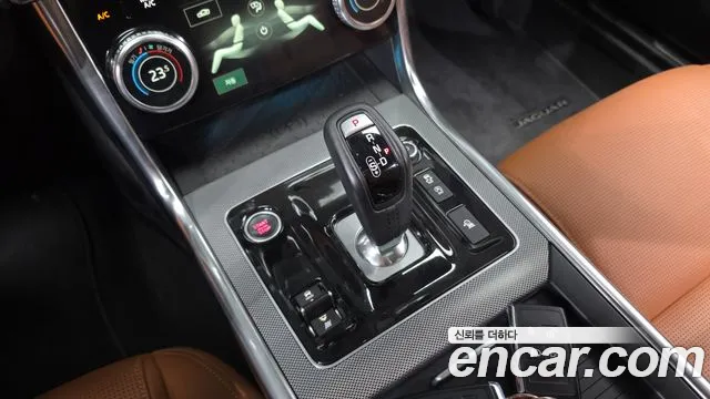 Jaguar XE 2020 thumb 8