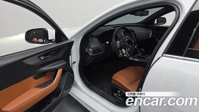 Jaguar XE 2020 thumb 9