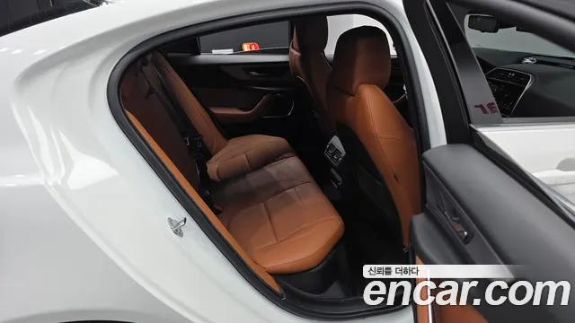 Jaguar XE 2020 thumb 10