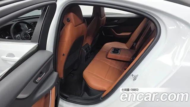 Jaguar XE 2020 thumb 11