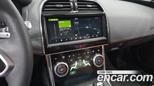 Jaguar XE 2020 thumb 12