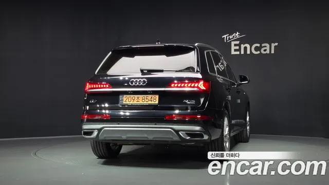 Audi Q7 2021 thumb 4