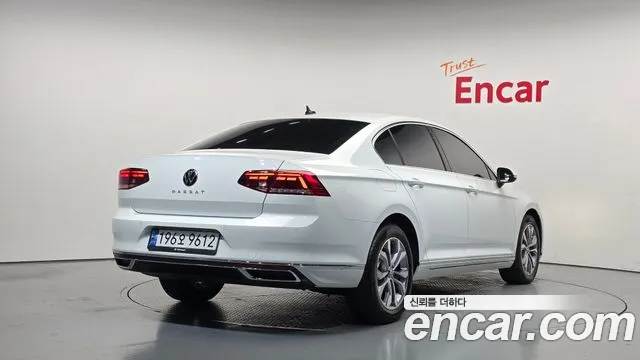 Volkswagen Passat (North America and China) 2022 thumb 2