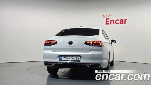 Volkswagen Passat (North America and China) 2022 thumb 4