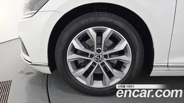 Volkswagen Passat (North America and China) 2022 thumb 5