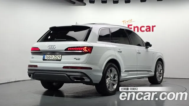 Audi Q7 2022 thumb 2