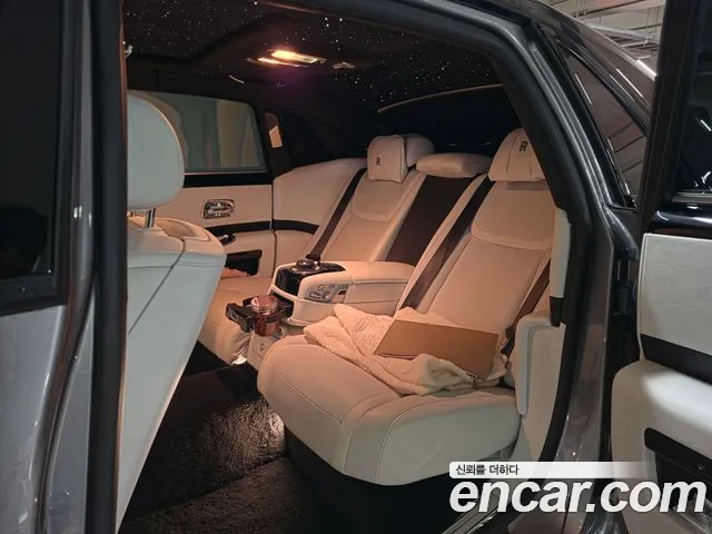 Rolls-Royce Ghost 2019 thumb 10