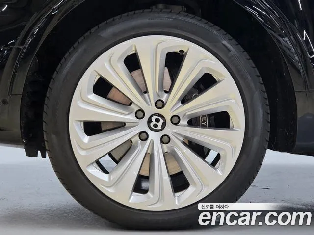 Bentley Bentayga 2023 thumb 5