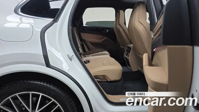 Porsche Cayenne 2021 thumb 10