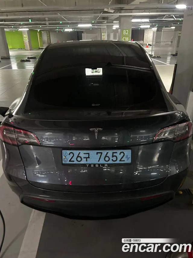 Tesla Model Y 2021 thumb 2