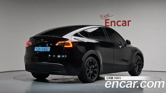 Tesla Model Y 2025 thumb 2