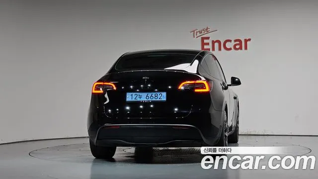 Tesla Model Y 2025 thumb 4