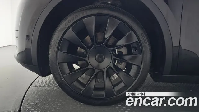 Tesla Model Y 2025 thumb 5
