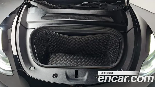 Tesla Model Y 2025 thumb 6