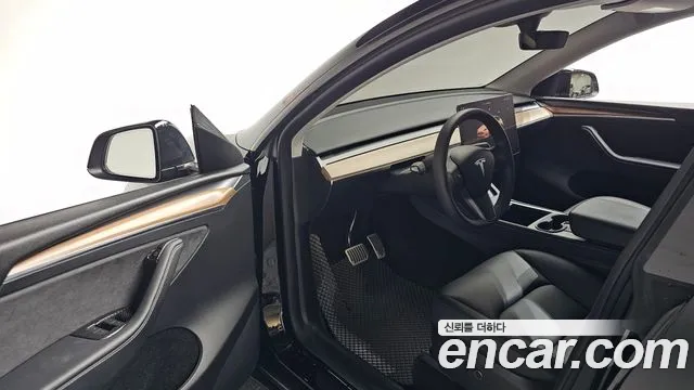 Tesla Model Y 2025 thumb 10