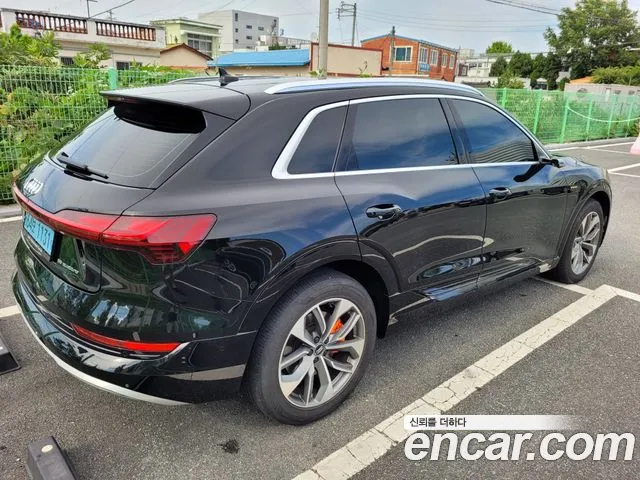 Audi e-tron 2020 thumb 2