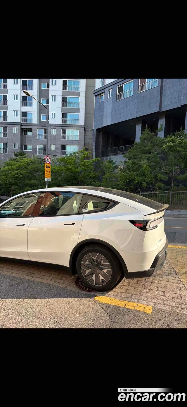 Tesla Model Y 2026 thumb 2