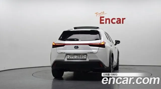 Lexus UX 2019 thumb 3