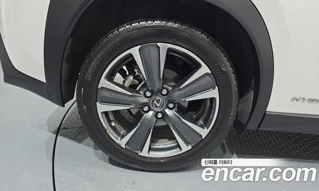 Lexus UX 2019 thumb 4