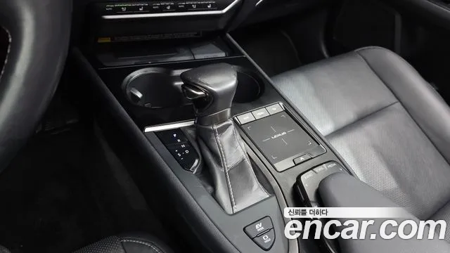 Lexus UX 2019 thumb 8