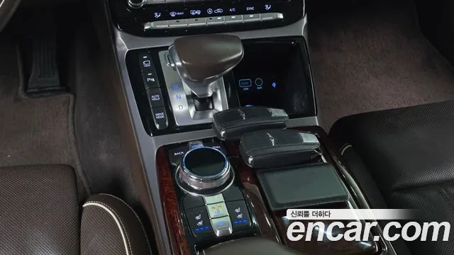 Genesis G90 2017 thumb 9