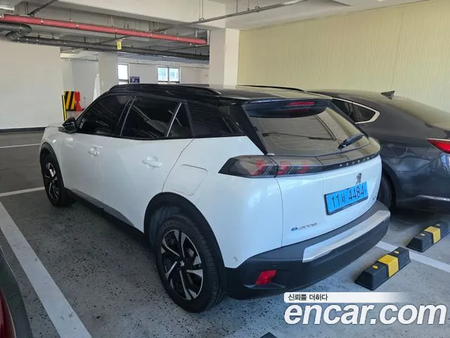 Peugeot 2008 2021 thumb 2