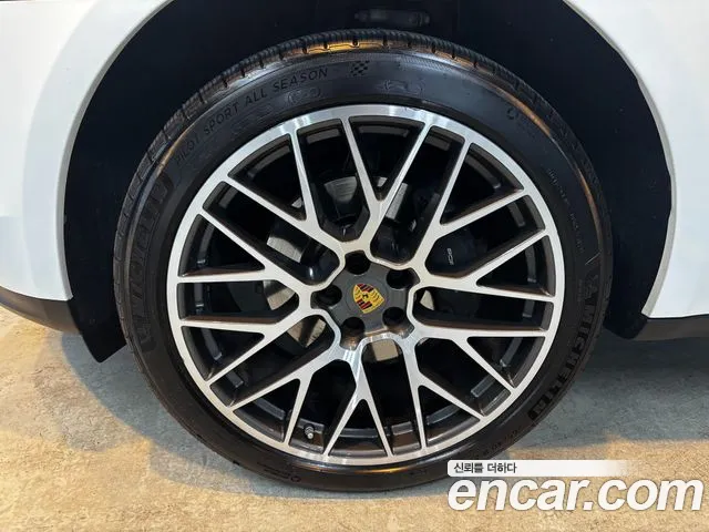 Porsche Macan 2021 thumb 5