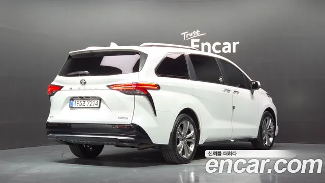 Toyota Sienna 2026 thumb 2