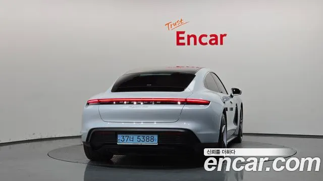 Porsche Taycan 2021 thumb 4
