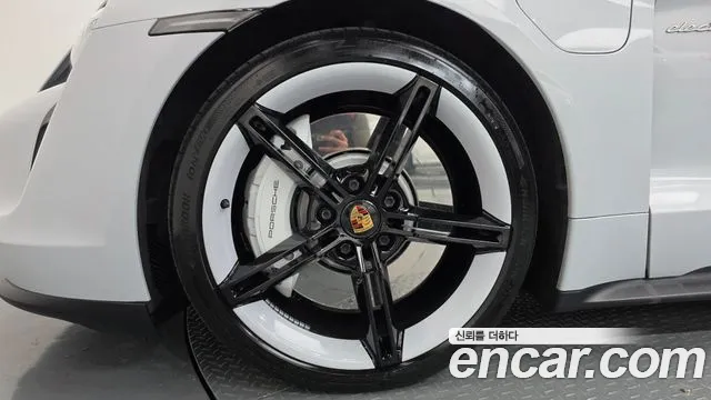 Porsche Taycan 2021 thumb 5