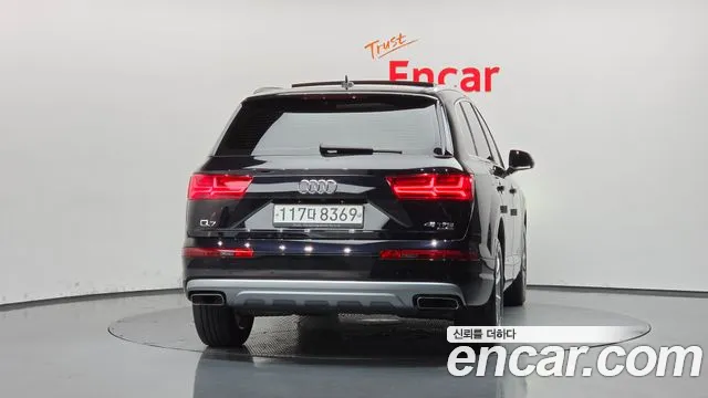 Audi Q7 2019 thumb 4