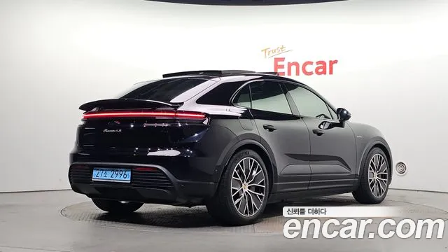 Porsche Macan 2025 thumb 2