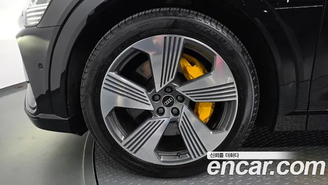 Audi e-tron 2021 thumb 5