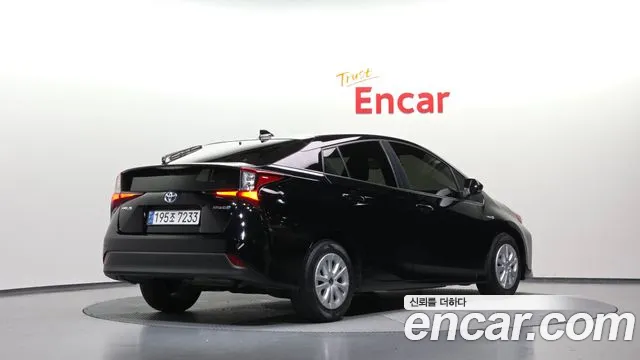 Toyota Prius 2021 thumb 2