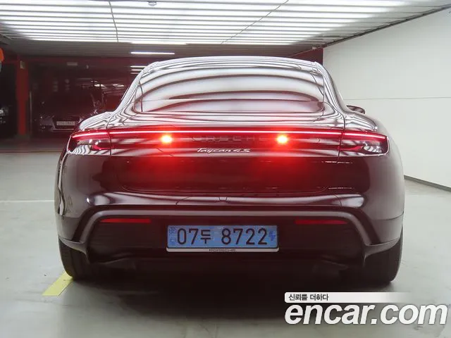 Porsche Taycan 2025 thumb 3