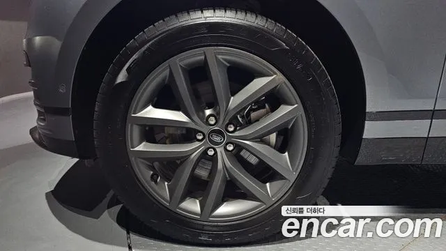 Land Rover Range Rover Velar 2025 thumb 4