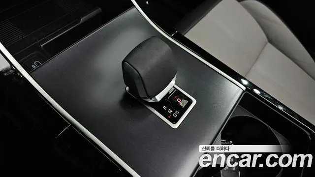 Land Rover Range Rover Velar 2025 thumb 8