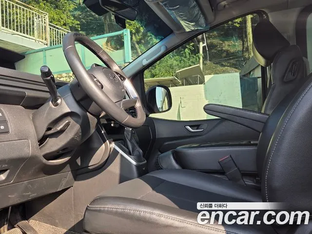 Hyundai Staria 2023 thumb 4