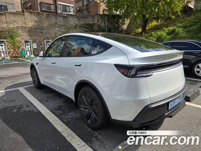 Tesla Model Y 2026 thumb 2