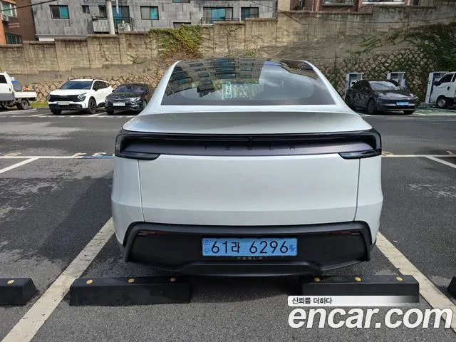 Tesla Model Y 2026 thumb 4