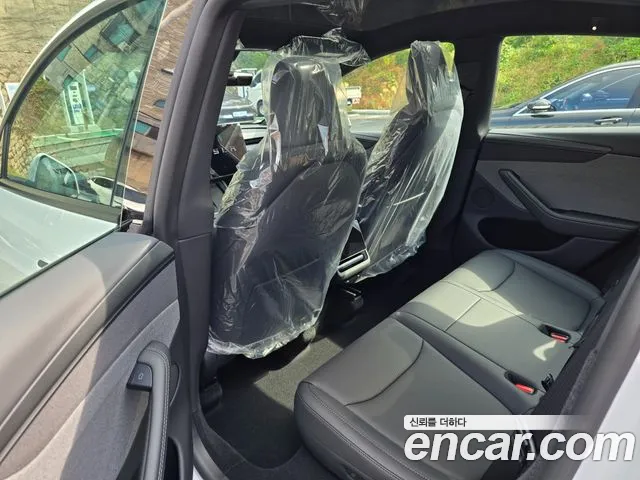 Tesla Model Y 2026 thumb 10