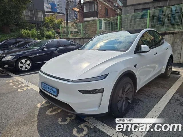 Tesla Model Y 2026 thumb 11