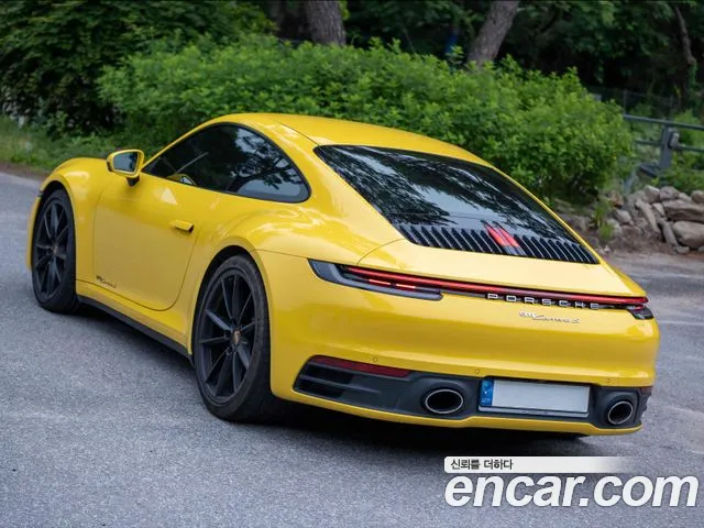 Porsche 911 2021 thumb 3