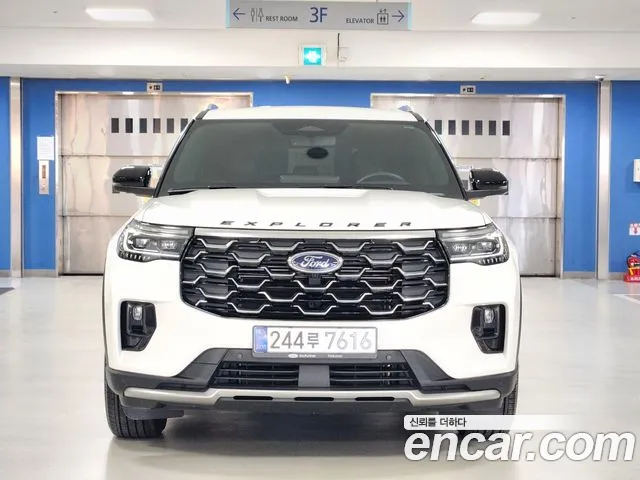 Ford Explorer 2025 thumb 3