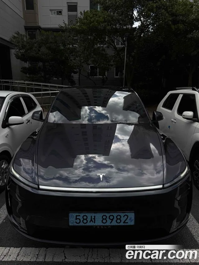 Tesla Model Y 2025 thumb 2