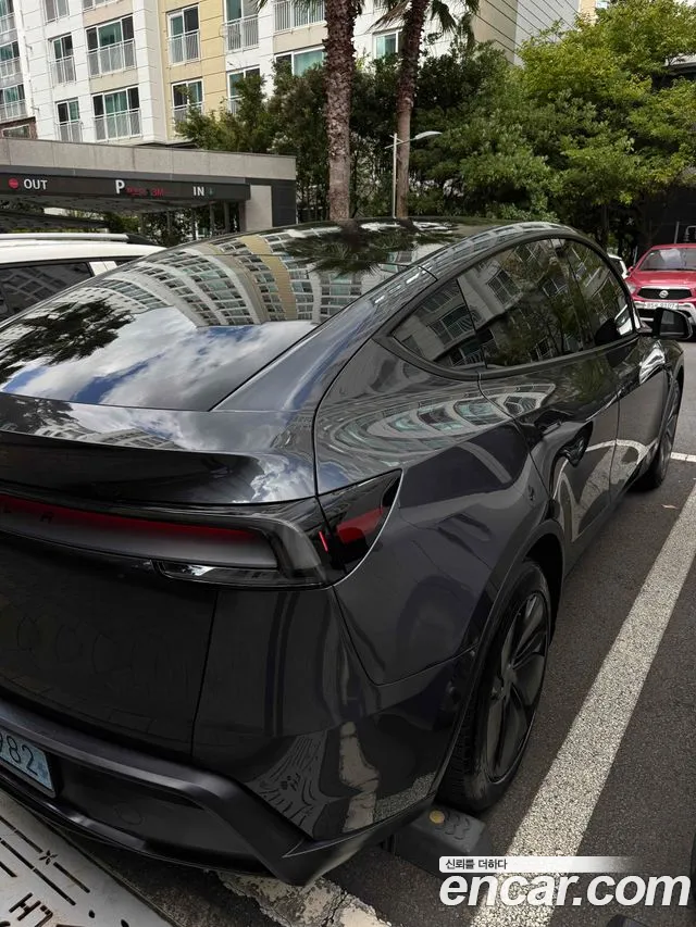 Tesla Model Y 2025 thumb 3