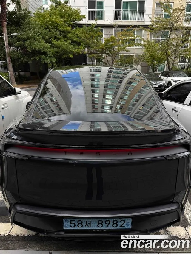 Tesla Model Y 2025 thumb 4